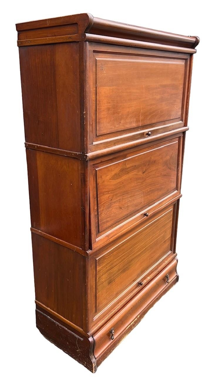 AN EARLY 20TH CENTURY MAHOGANY GLOBE WERNICKE DESIGN THREE SECTION BOOKCASE With paneled doors above - Image 3 of 5