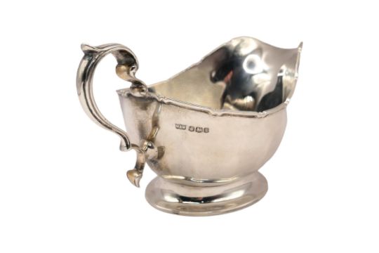 MAPPIN & WEBB LTD, AN ART DECO PERIOD SILVER SAUCE BOAT, HALLMARKED SHEFFIELD, 1933 Having reeded - Image 5 of 5