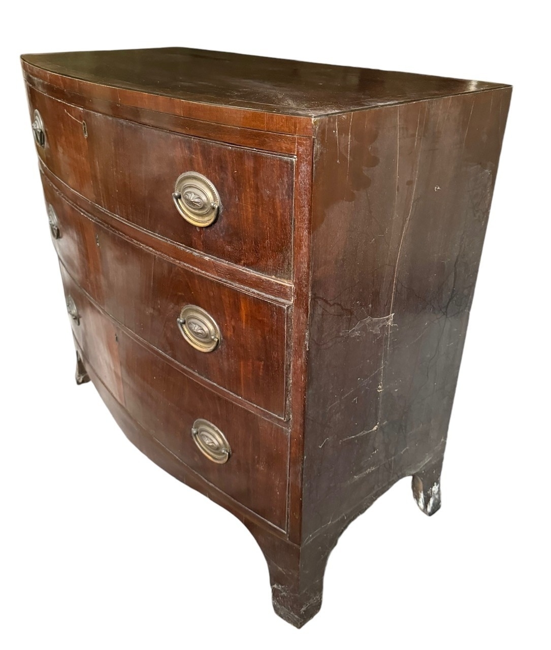 A 19TH CENTURY MAHOGANY BOW FRONTED CHEST OF THREE LONG DRAWERS Raised on splayed feet. (h 85cm x - Image 3 of 4