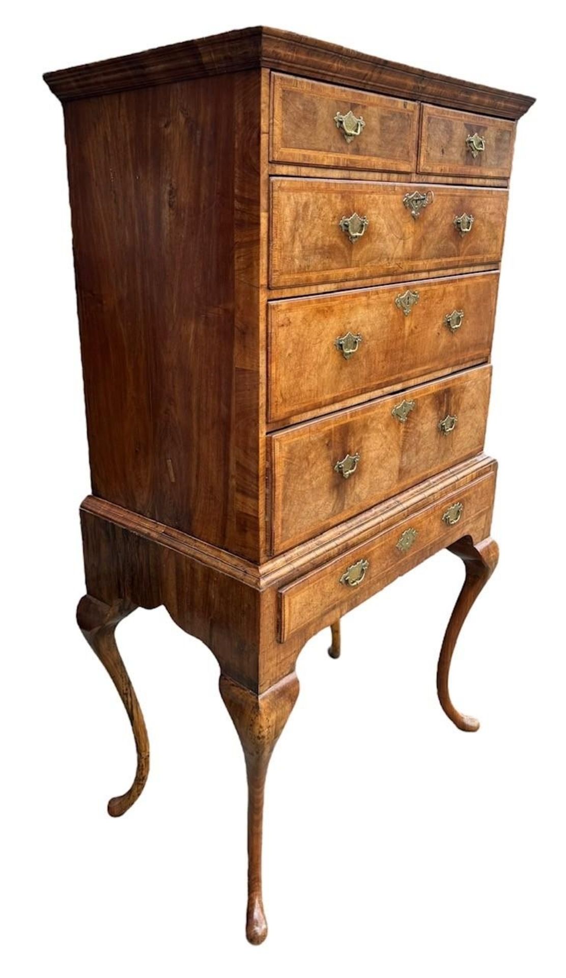 AN 18TH CENTURY WALNUT AND CROSSBANDED CHEST ON STAND The chest with two short over three long - Bild 3 aus 4