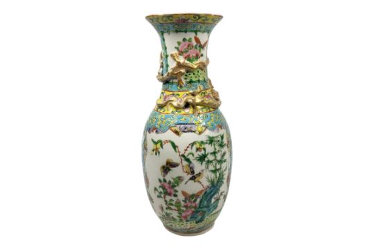 AFTER QING DYNASTY, AN EARLY 20TH CENTURY CANTONESE EXPORT FAMILLE ROSE HARD PASTE PORCELAIN - Image 3 of 5