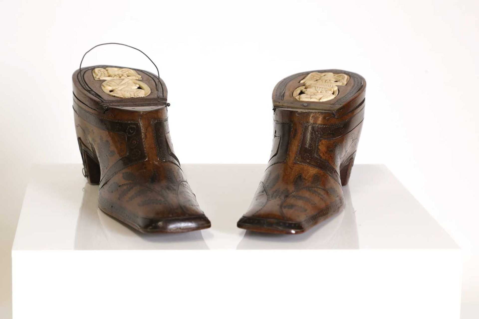 A pair of treen snuff shoes, - Image 3 of 10