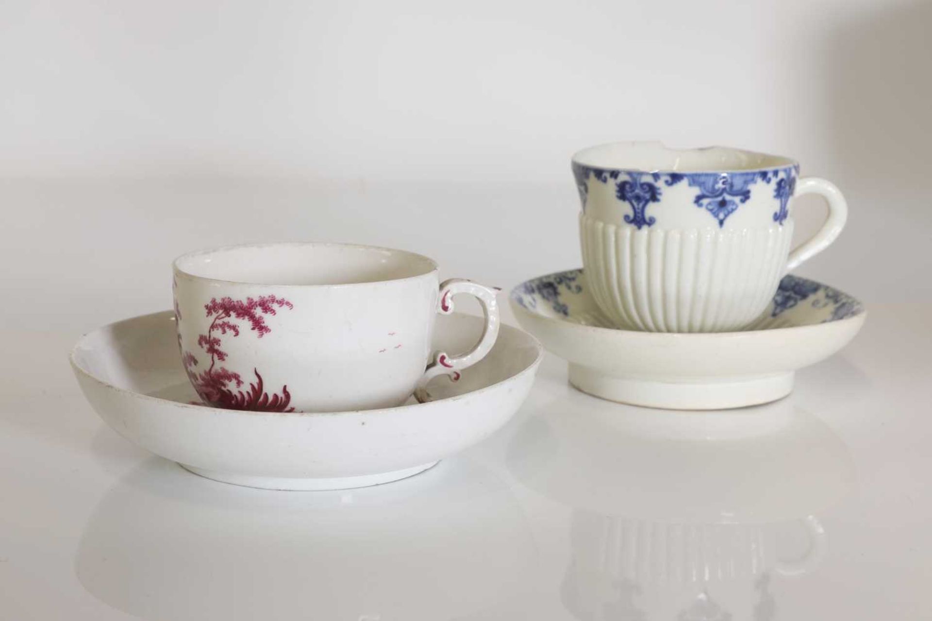 A porcelain tureen, - Image 3 of 12