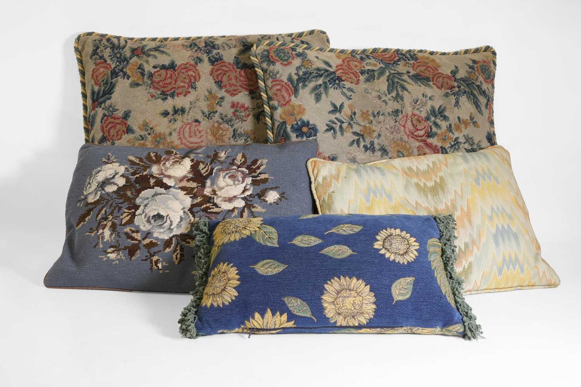 A group of five cushions, - Image 2 of 3
