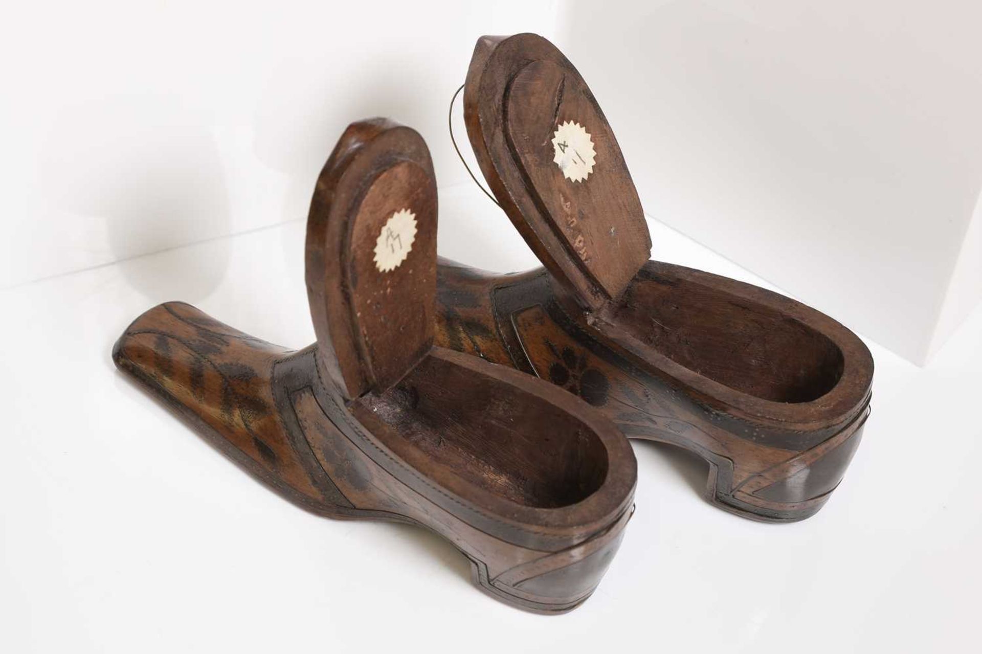 A pair of treen snuff shoes, - Image 4 of 10