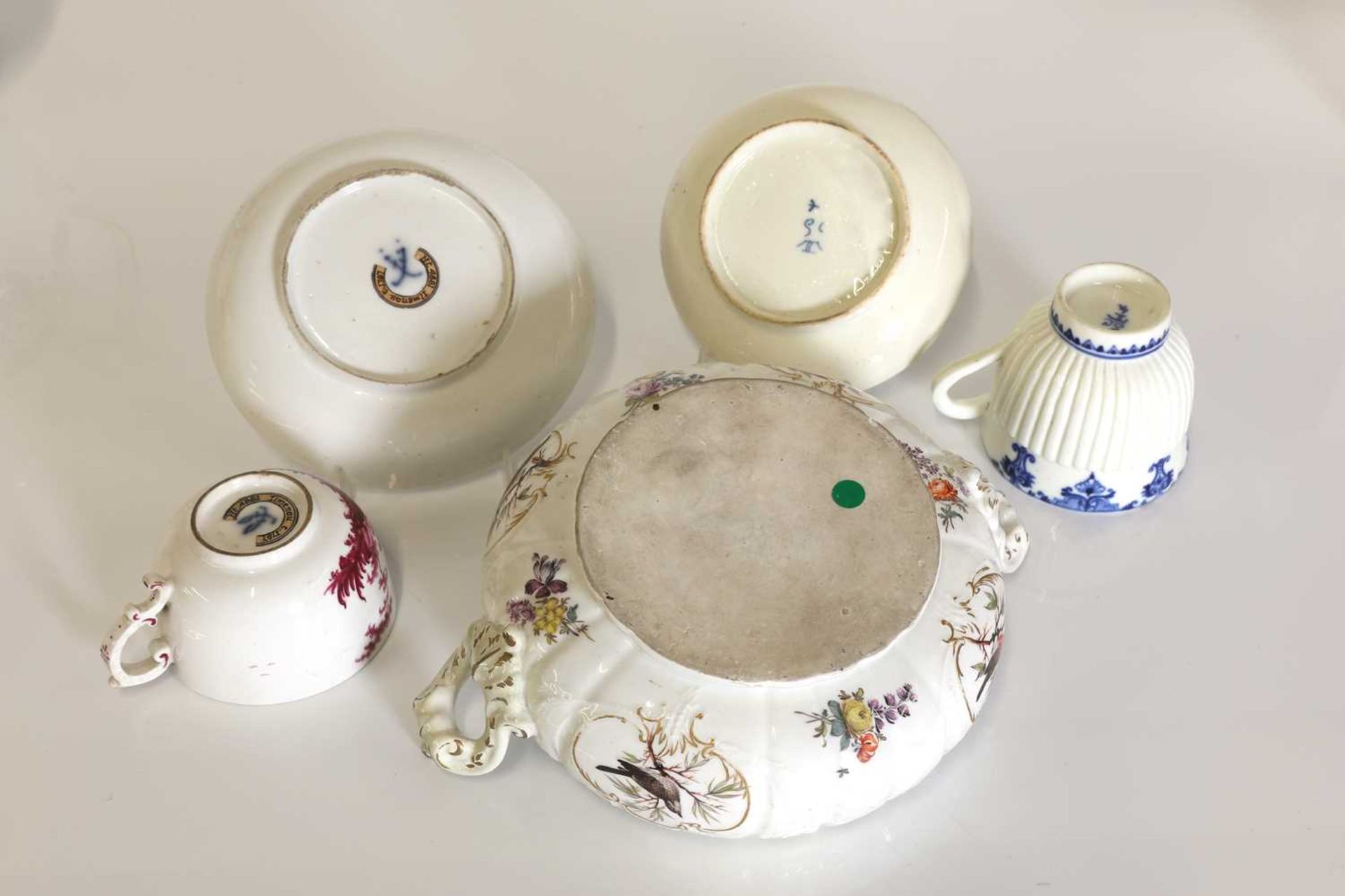 A porcelain tureen, - Image 2 of 12