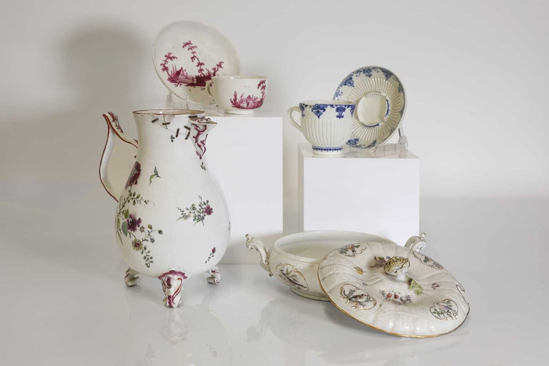 A porcelain tureen, - Image 4 of 12