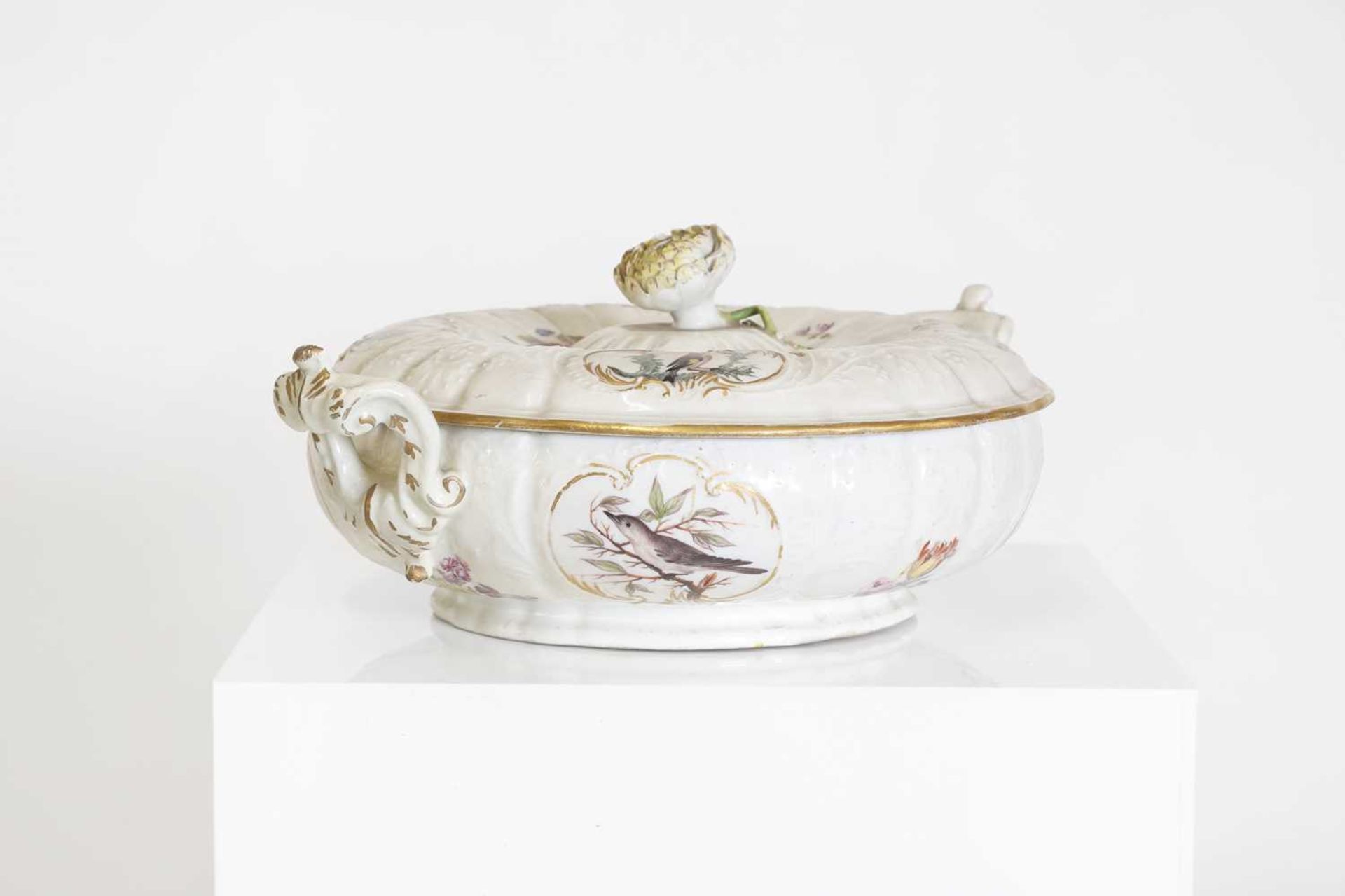 A porcelain tureen, - Image 12 of 12