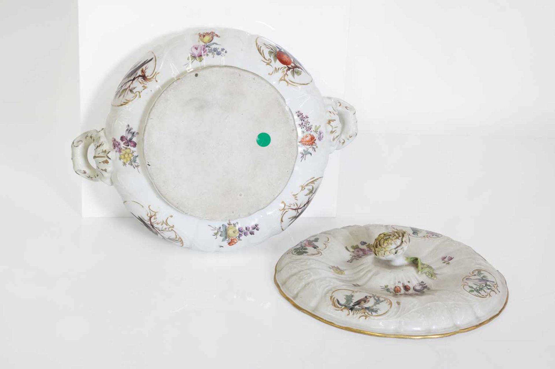 A porcelain tureen, - Image 10 of 12