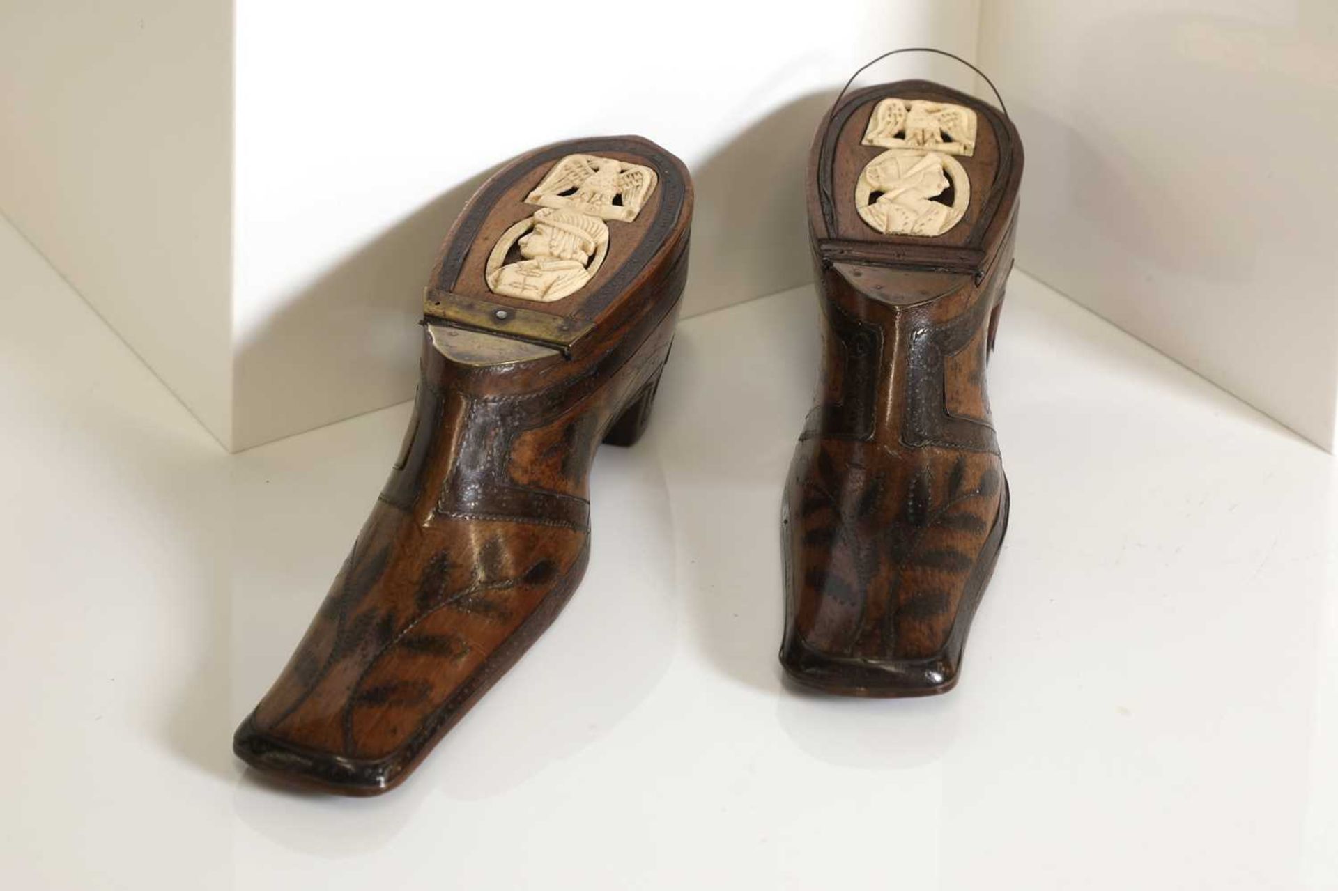 A pair of treen snuff shoes, - Image 6 of 10