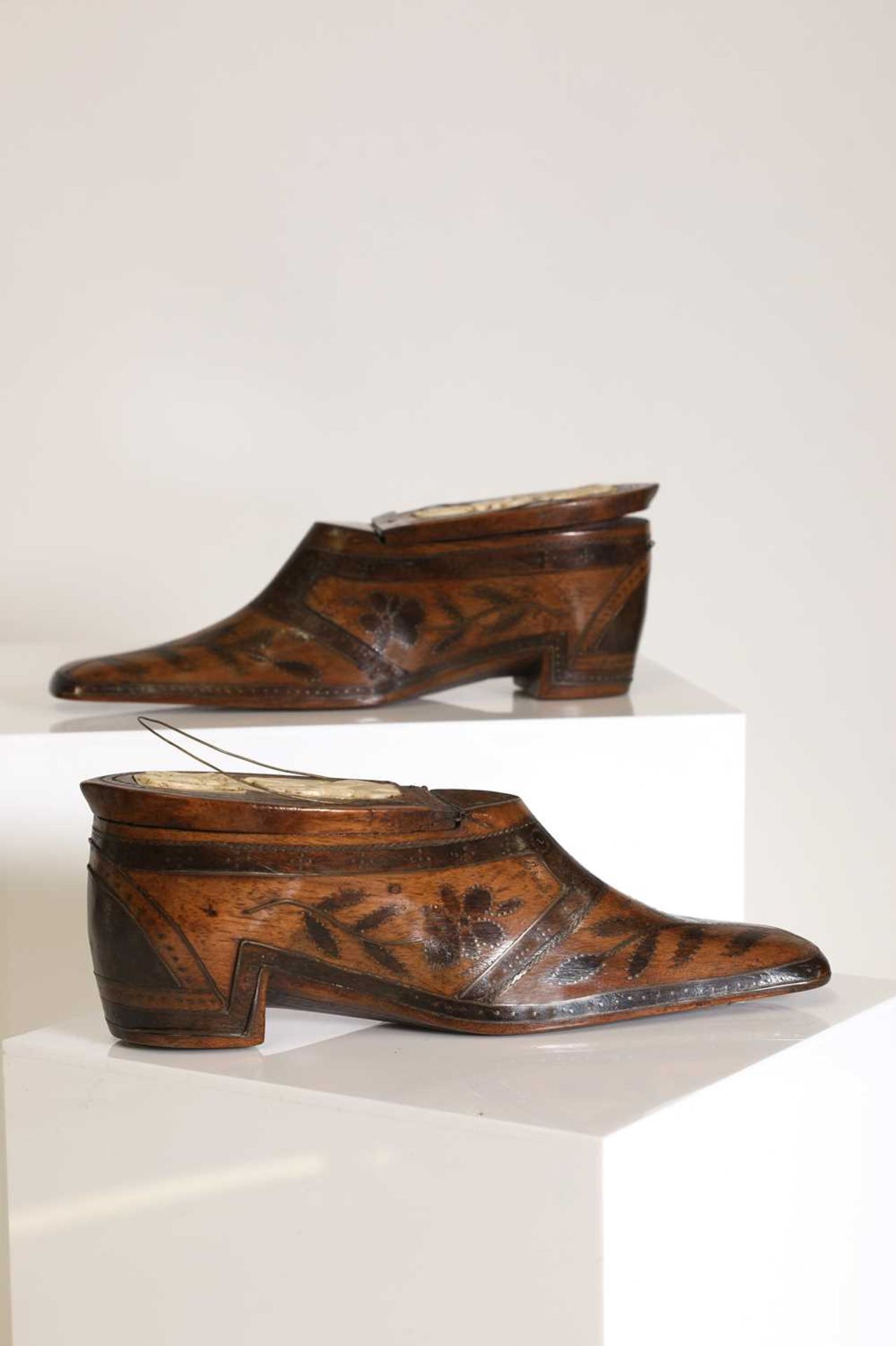 A pair of treen snuff shoes, - Image 2 of 10