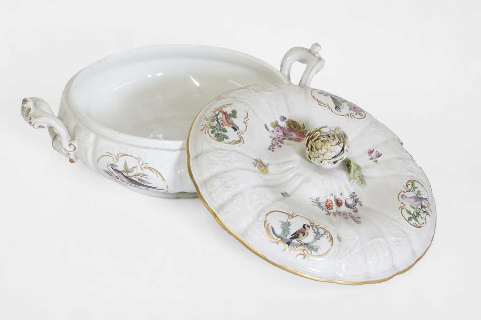 A porcelain tureen, - Image 11 of 12