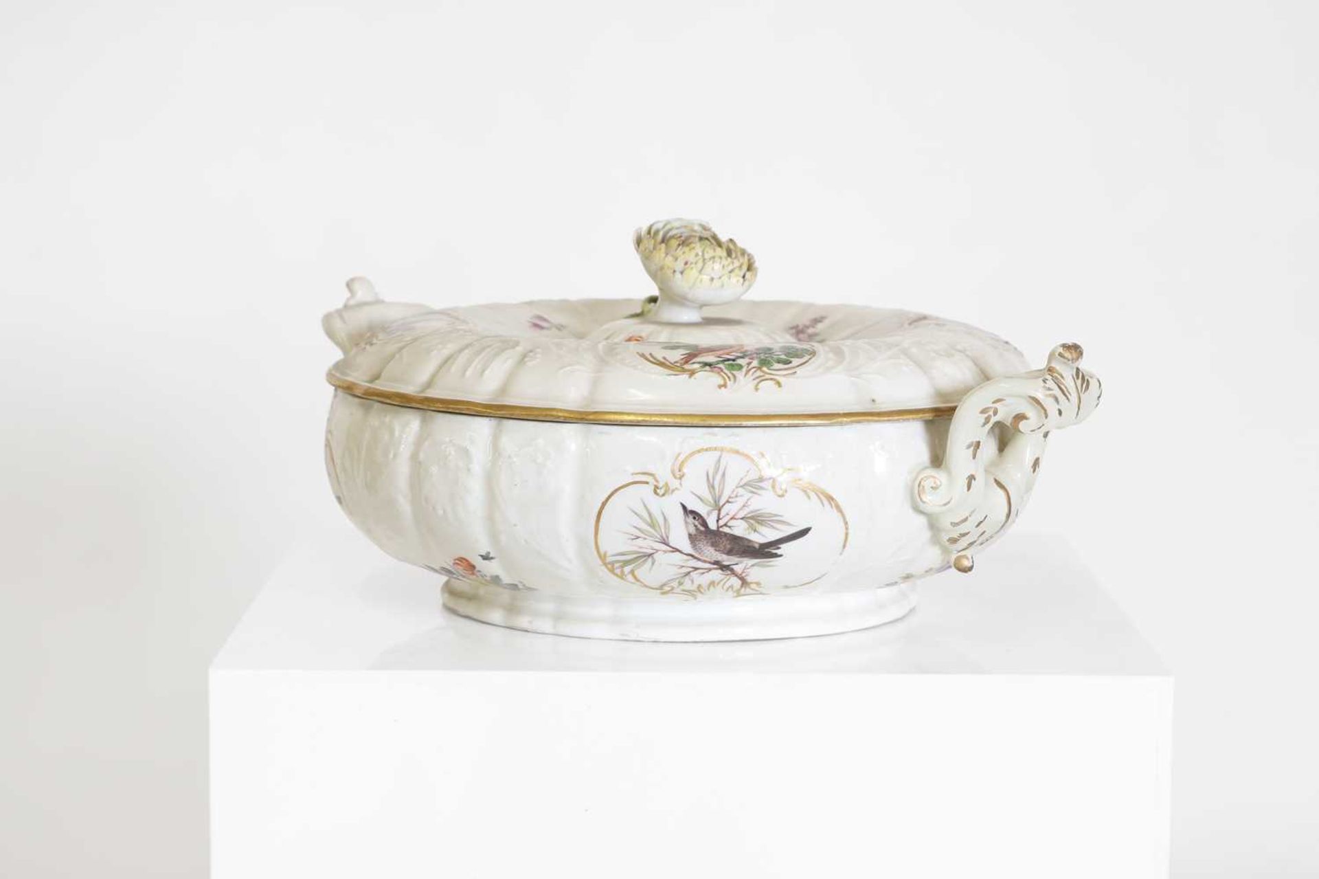 A porcelain tureen, - Image 8 of 12