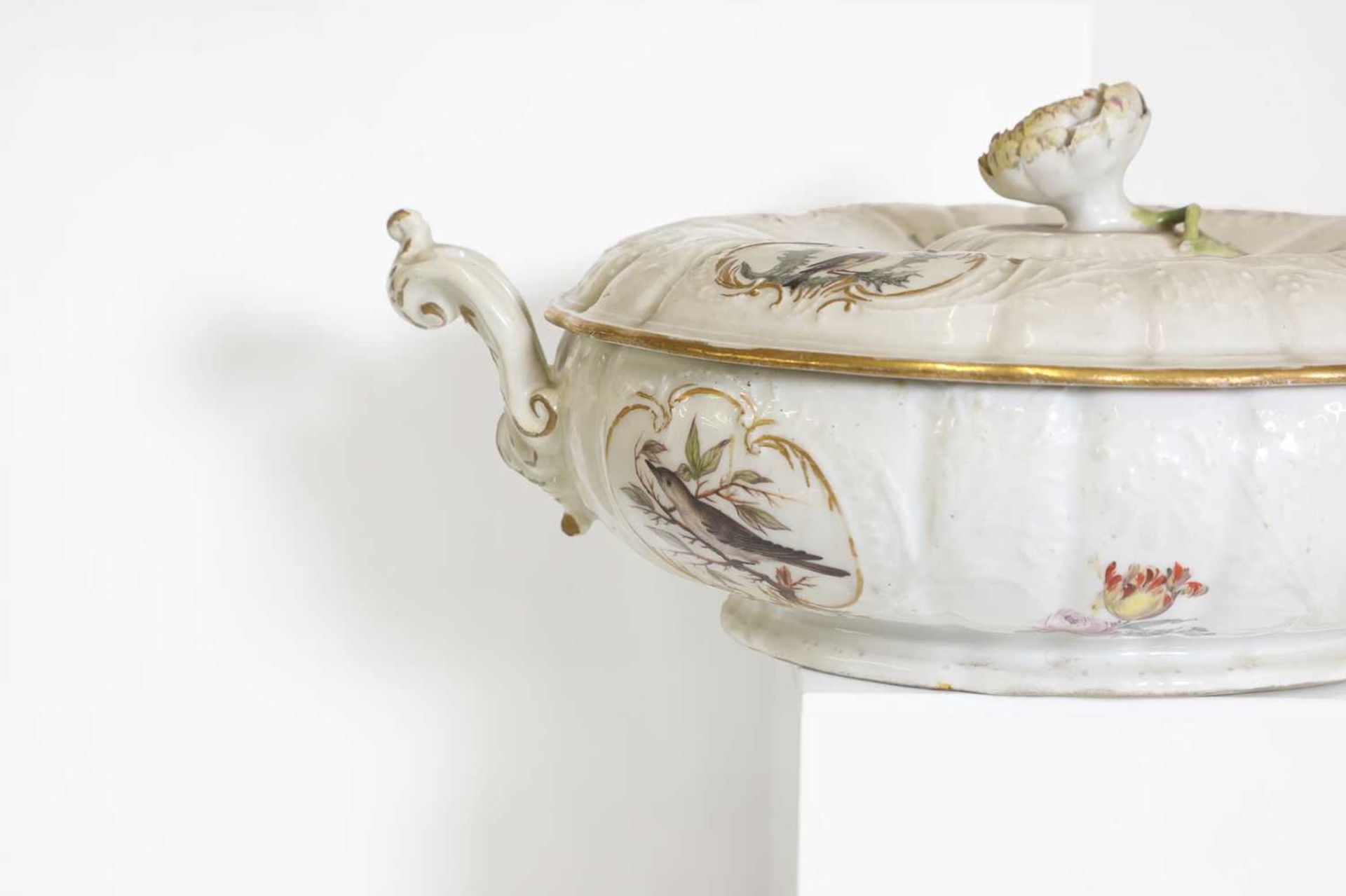 A porcelain tureen, - Image 9 of 12