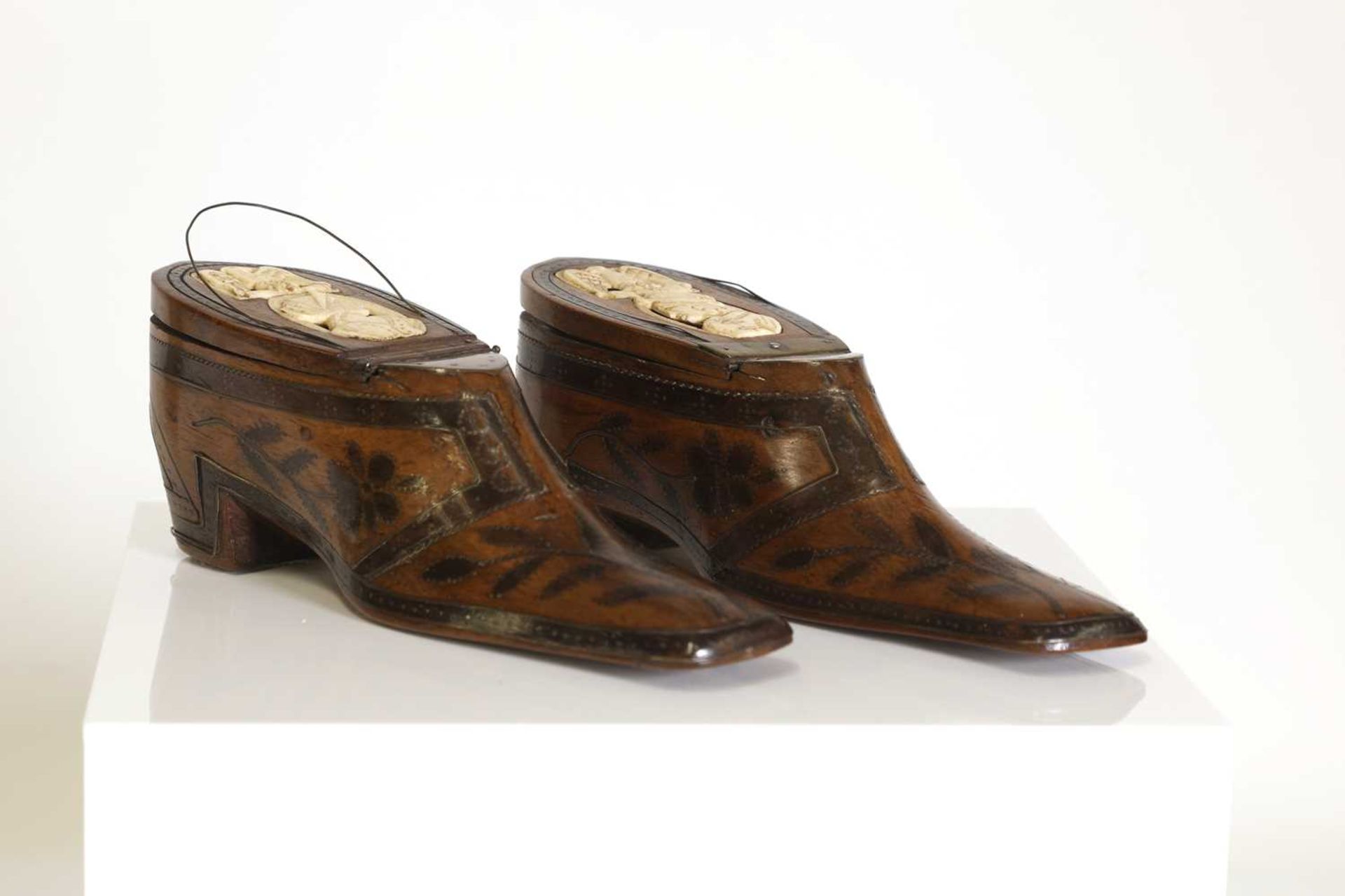 A pair of treen snuff shoes, - Image 5 of 10