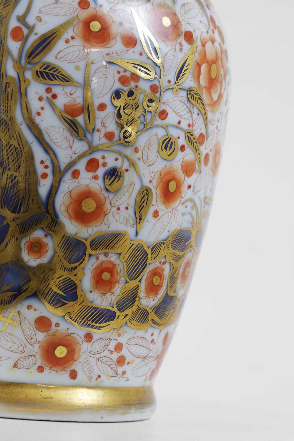 A pair of porcelain vases, - Image 7 of 17