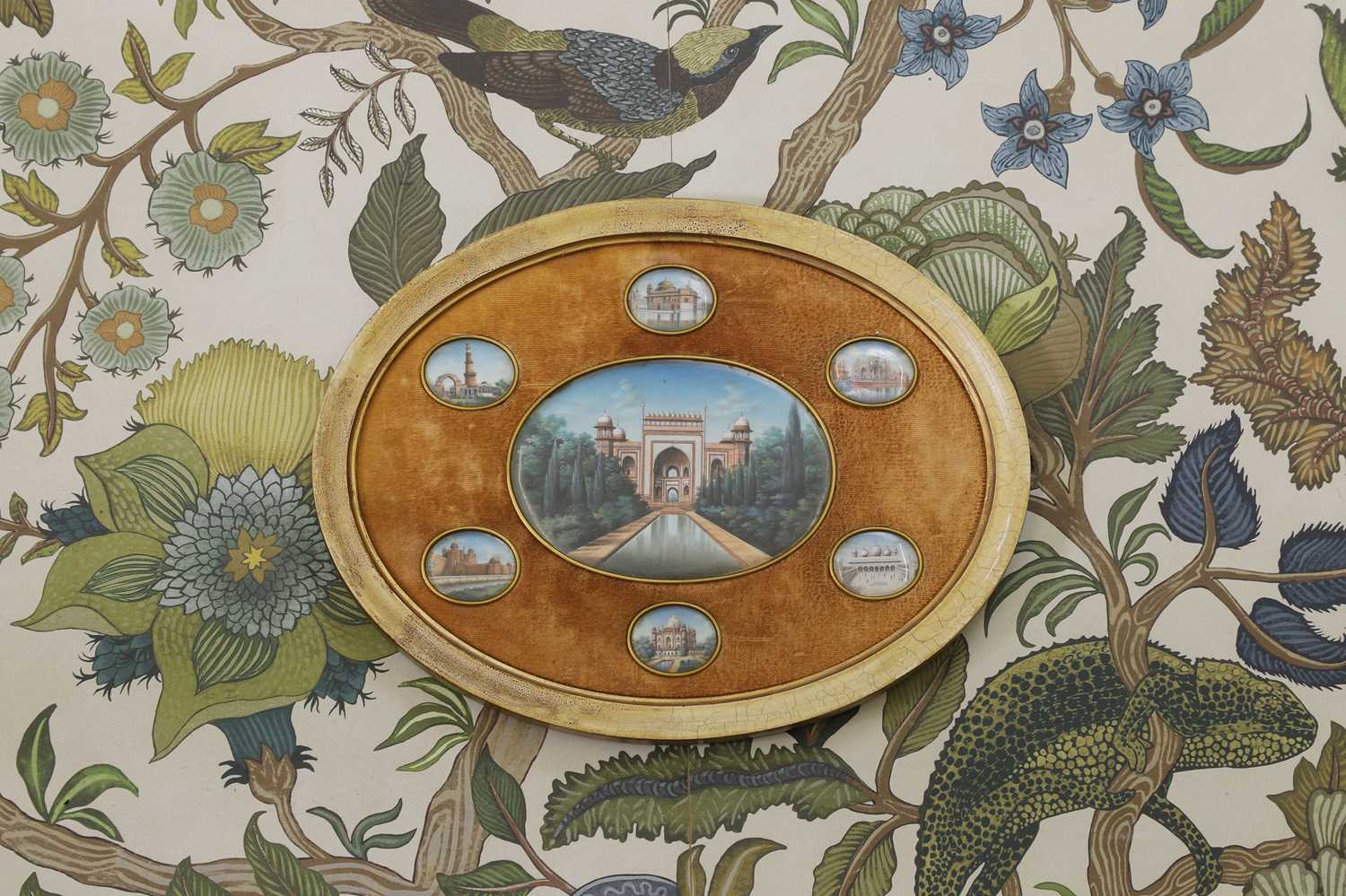 An oval miniature display, - Image 2 of 3