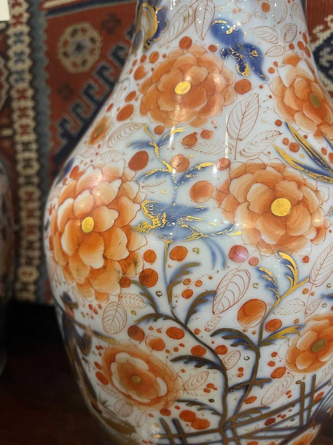 A pair of porcelain vases, - Image 15 of 17