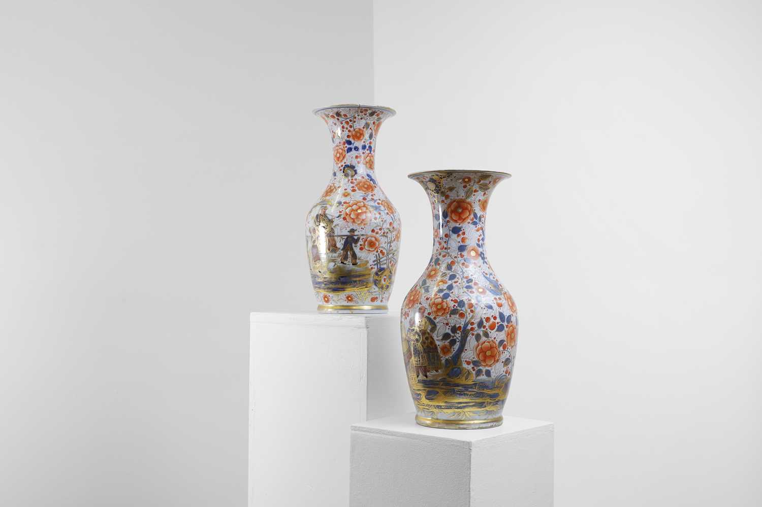 A pair of porcelain vases, - Image 4 of 17