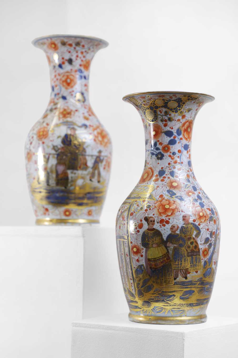 A pair of porcelain vases, - Image 2 of 17