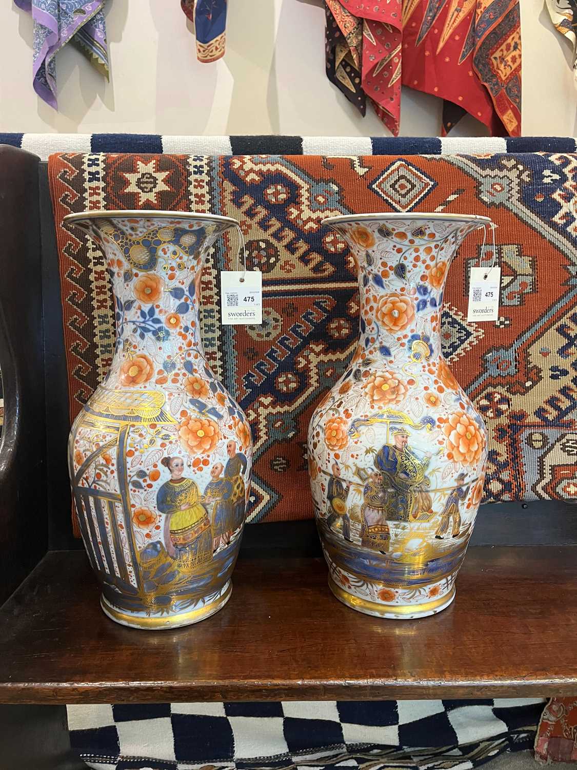A pair of porcelain vases, - Image 9 of 17