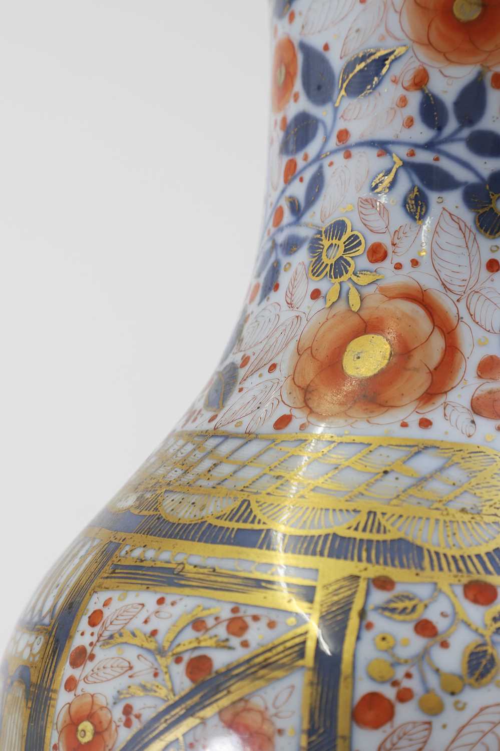 A pair of porcelain vases, - Image 3 of 17