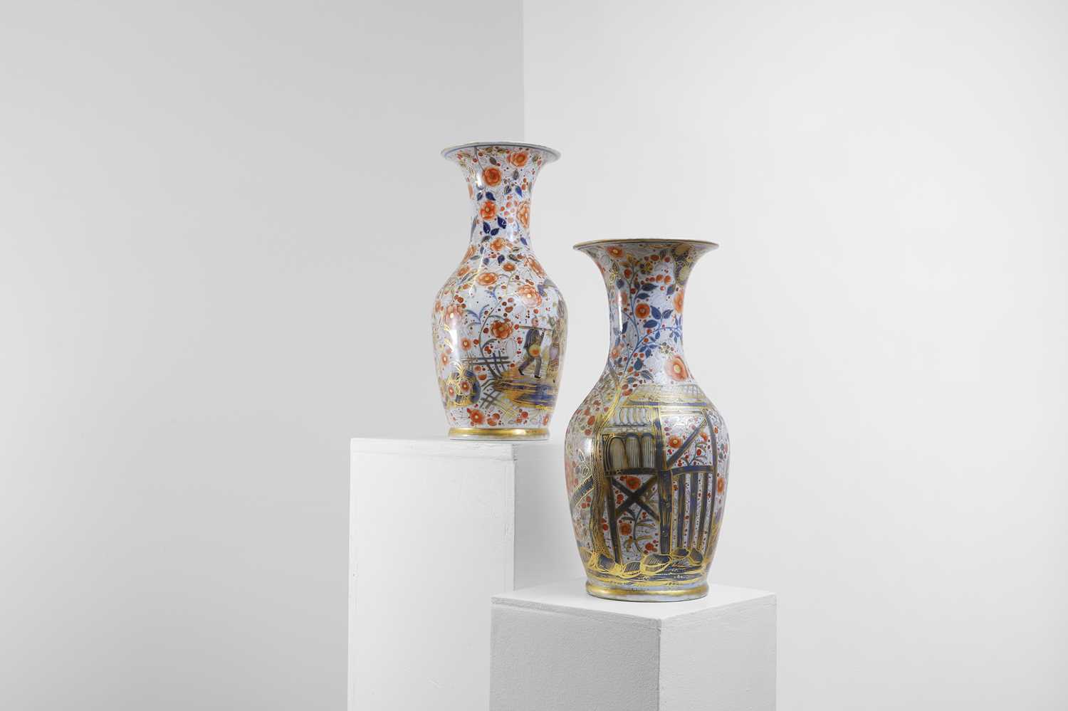 A pair of porcelain vases, - Image 8 of 17