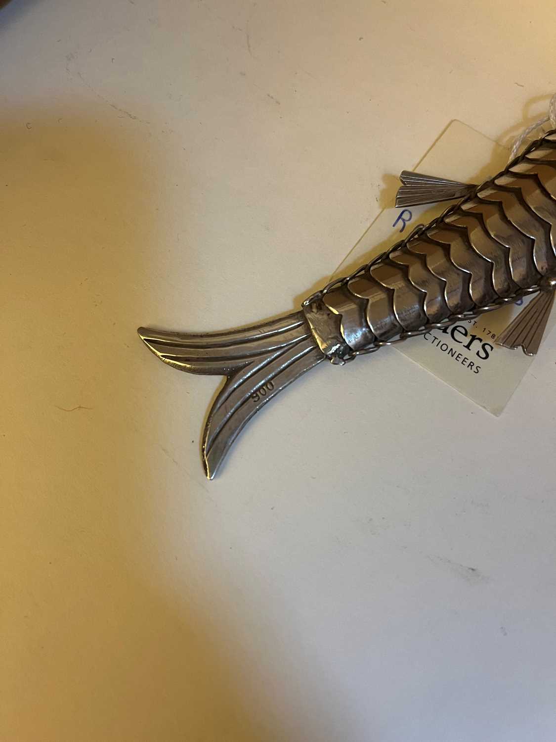 A silver articulated fish - Bild 5 aus 5