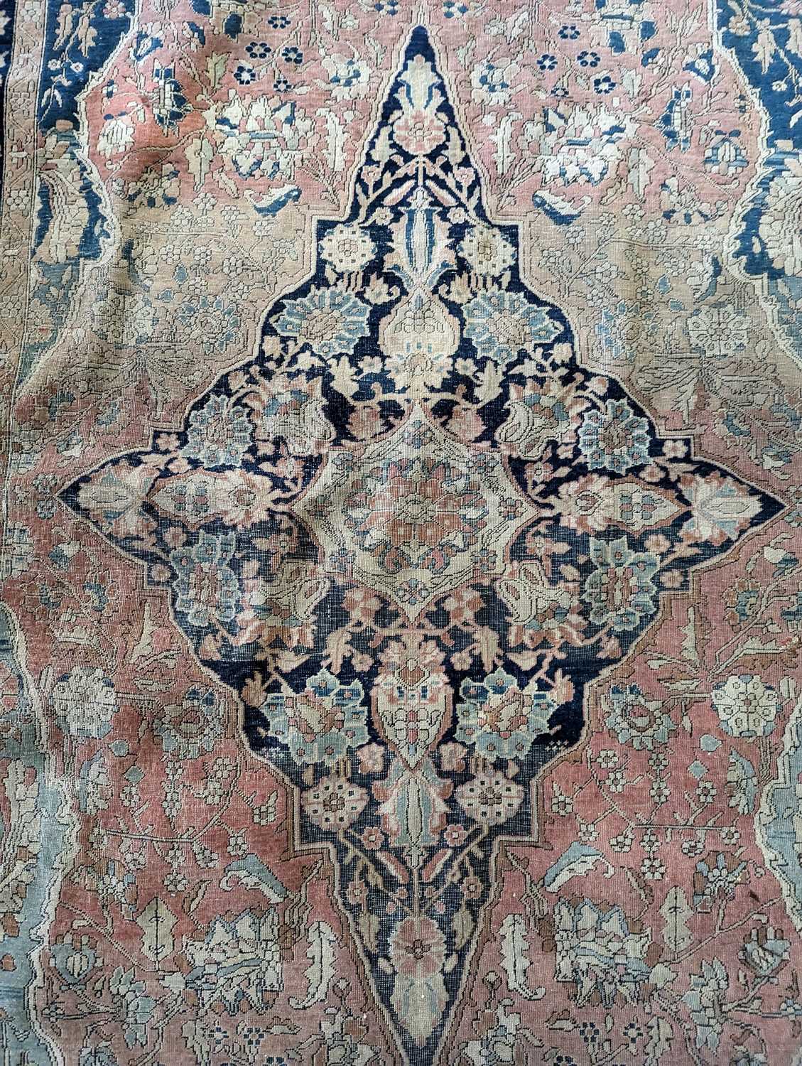 A Persian rug - Image 6 of 20