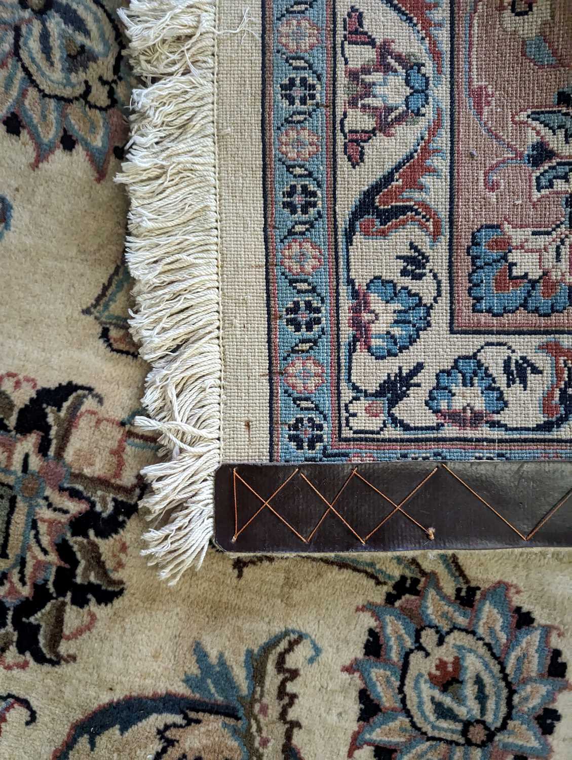 A Kashan carpet - Image 31 of 35