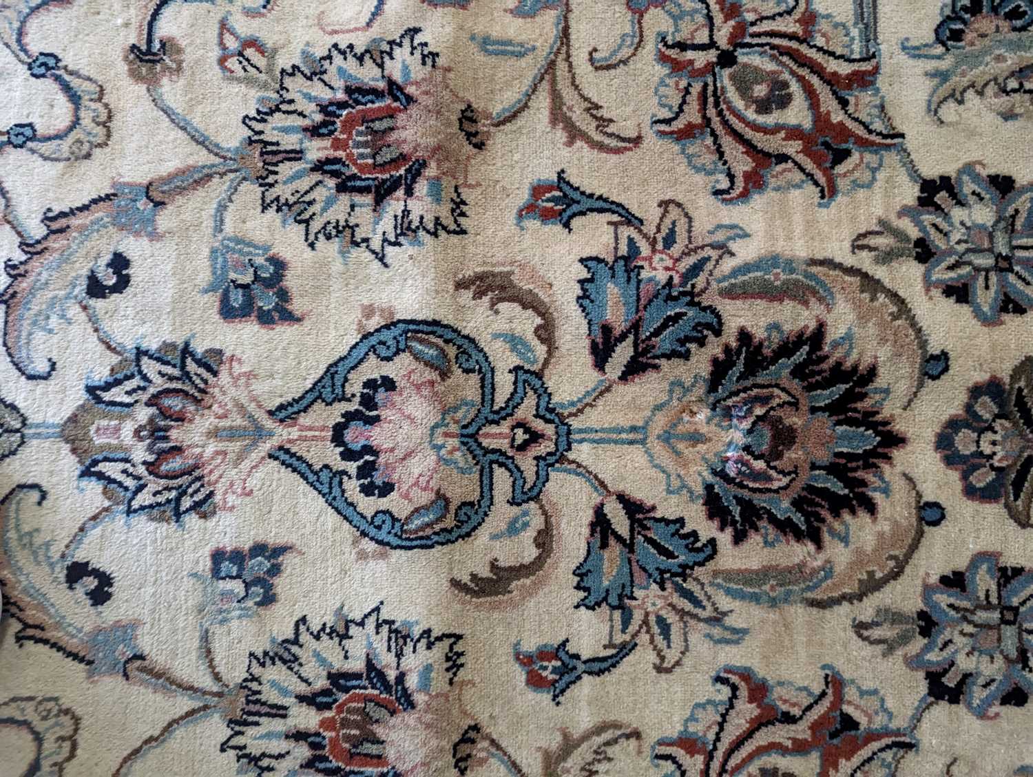 A Kashan carpet - Image 10 of 35