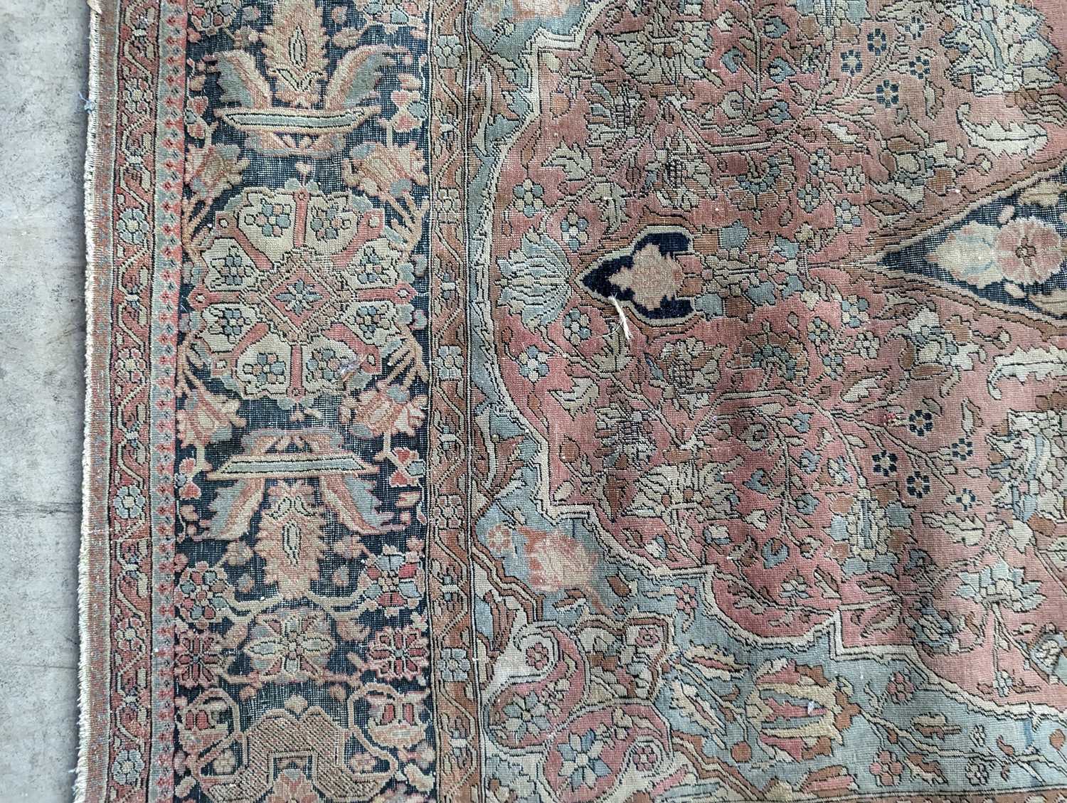 A Persian rug - Image 7 of 20