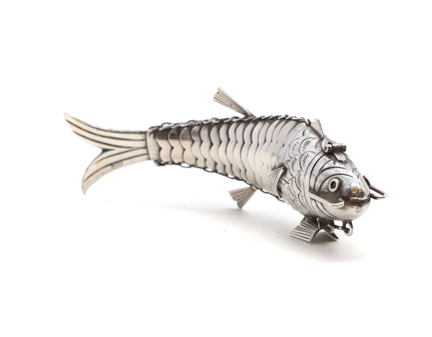A silver articulated fish - Bild 4 aus 5