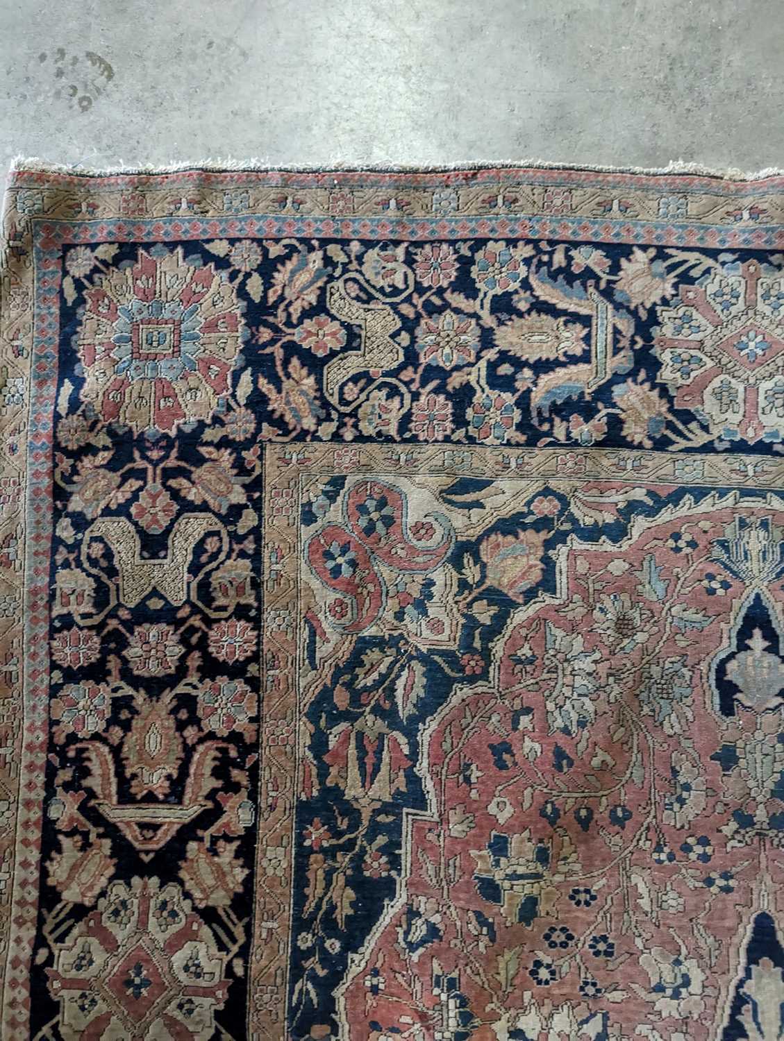 A Persian rug - Image 9 of 20