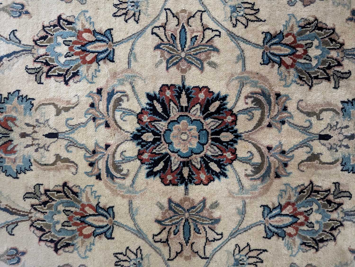 A Kashan carpet - Image 15 of 35