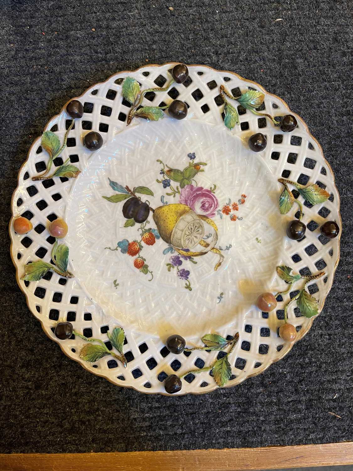 A collection of porcelain cabinet plates - Image 11 of 16