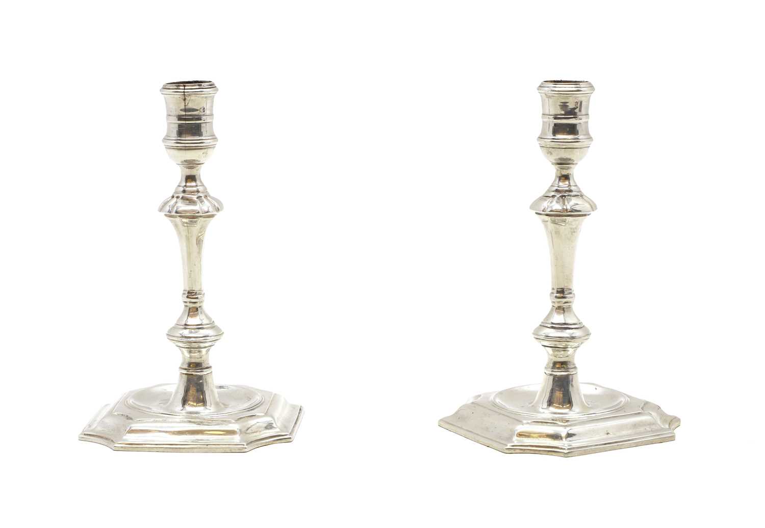 A pair of George II-style cast silver candlesticks - Bild 2 aus 3