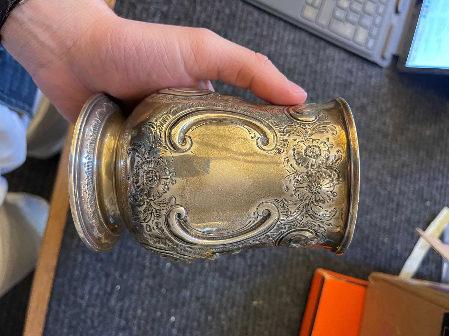 A George III silver mug, - Bild 5 aus 8