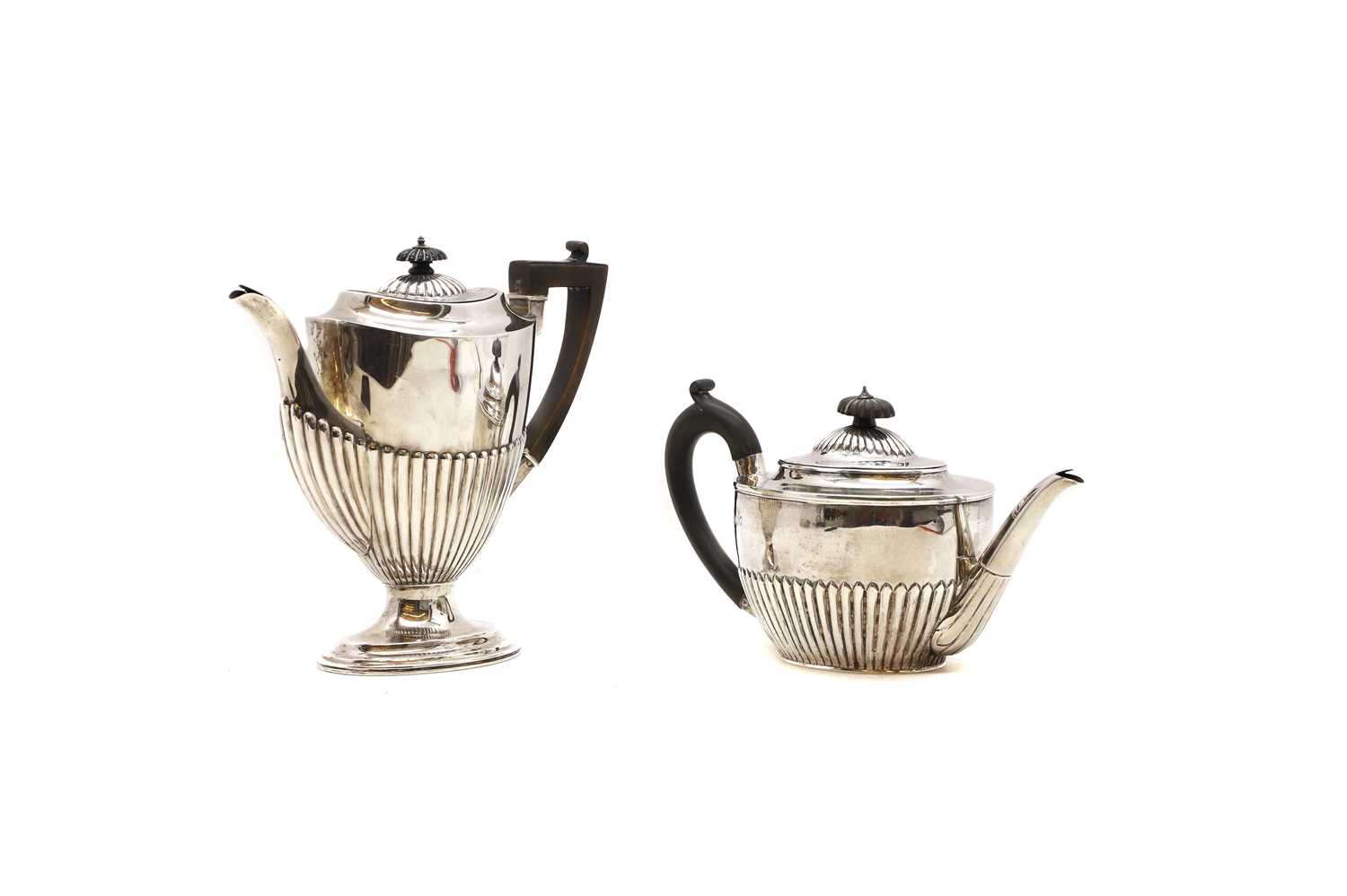 A Victorian silver teapot - Bild 2 aus 3