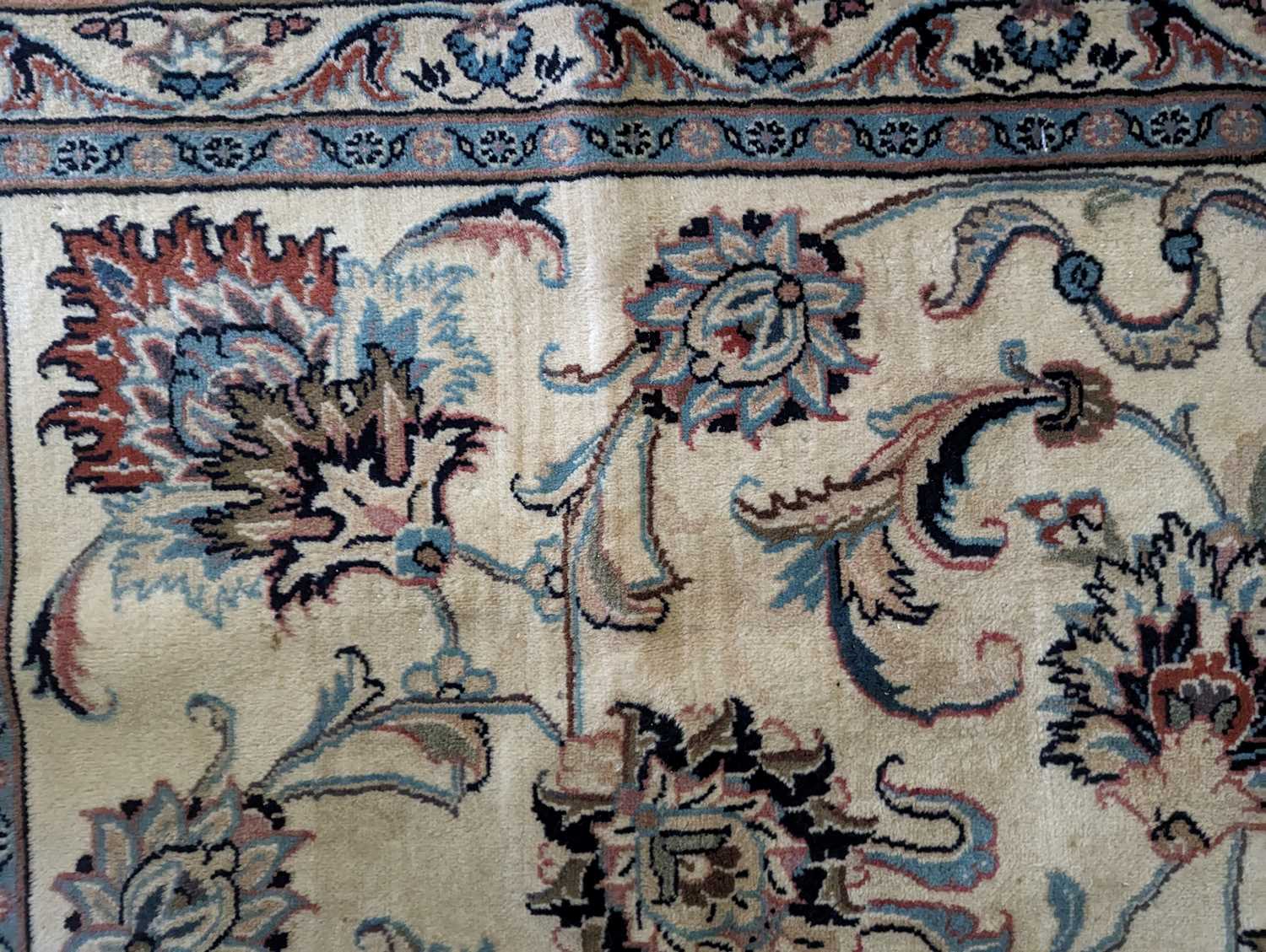 A Kashan carpet - Image 8 of 35