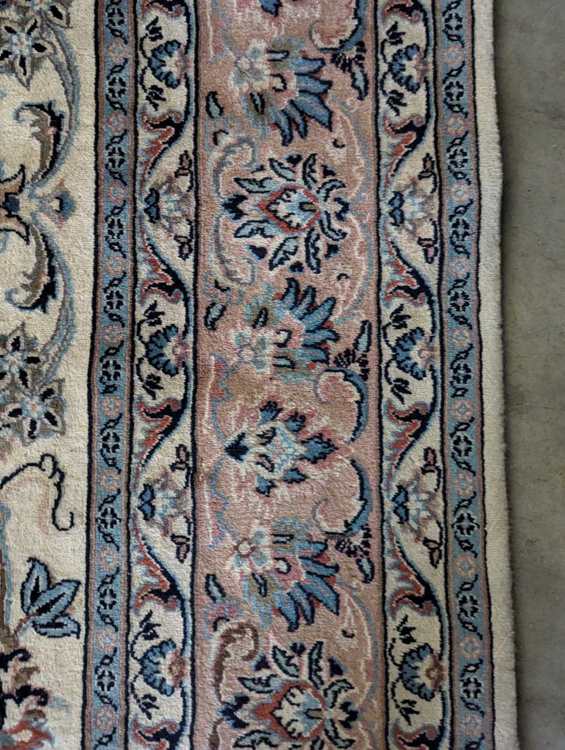 A Kashan carpet - Image 13 of 35