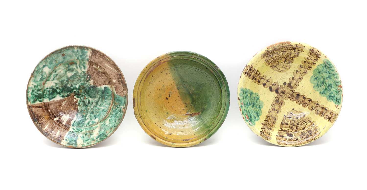 A collection of slipware bowls, - Bild 2 aus 4