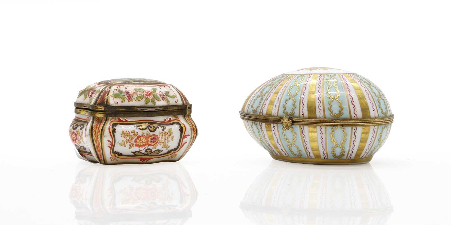 A Meissen style porcelain box