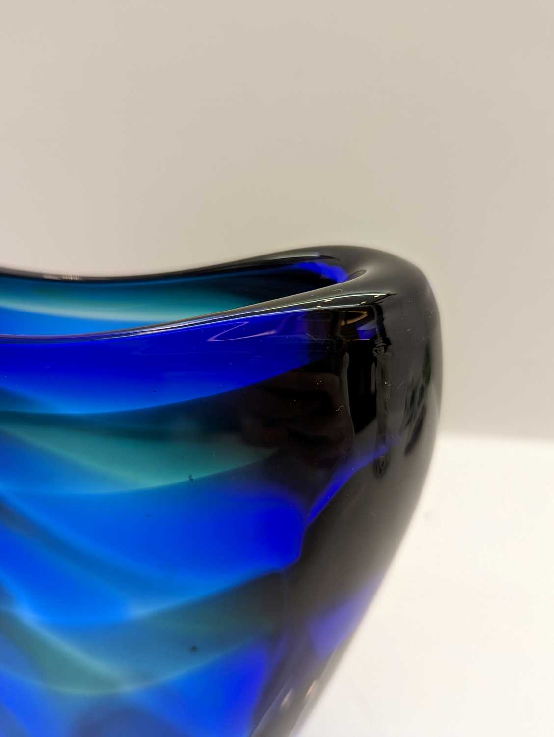 A Leerdram 'Unica' glass vase - Image 5 of 17