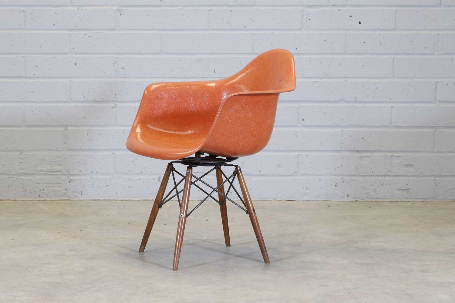 An American 'PAW' fibreglass swivel chair, - Image 2 of 5