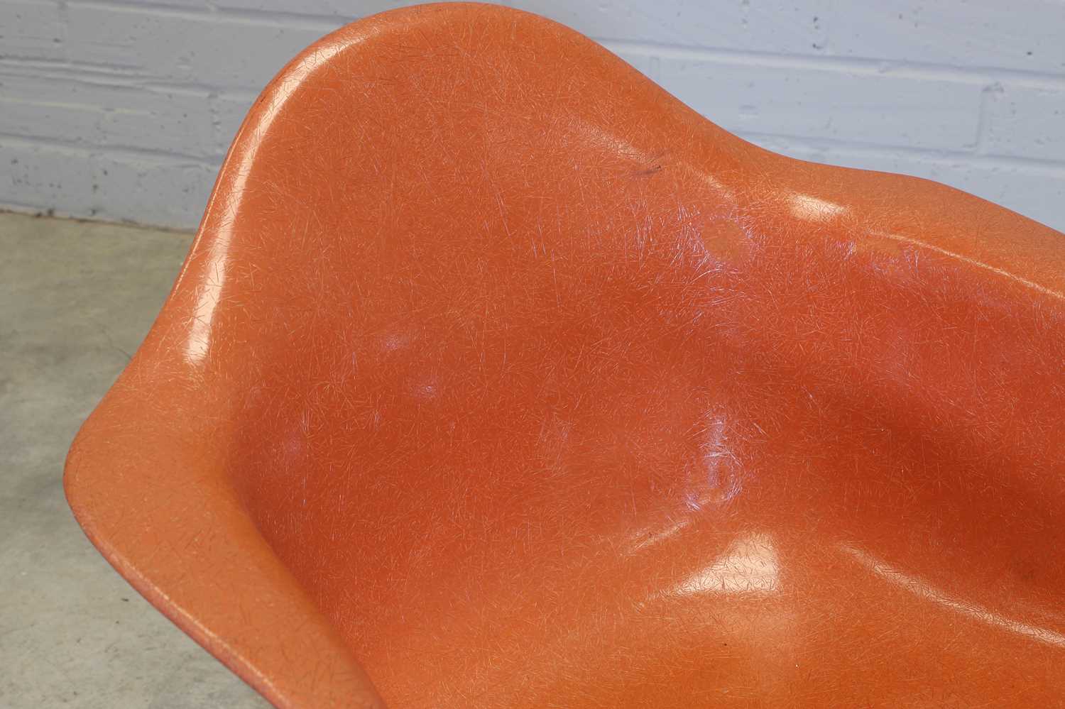 An American 'PAW' fibreglass swivel chair, - Image 4 of 5