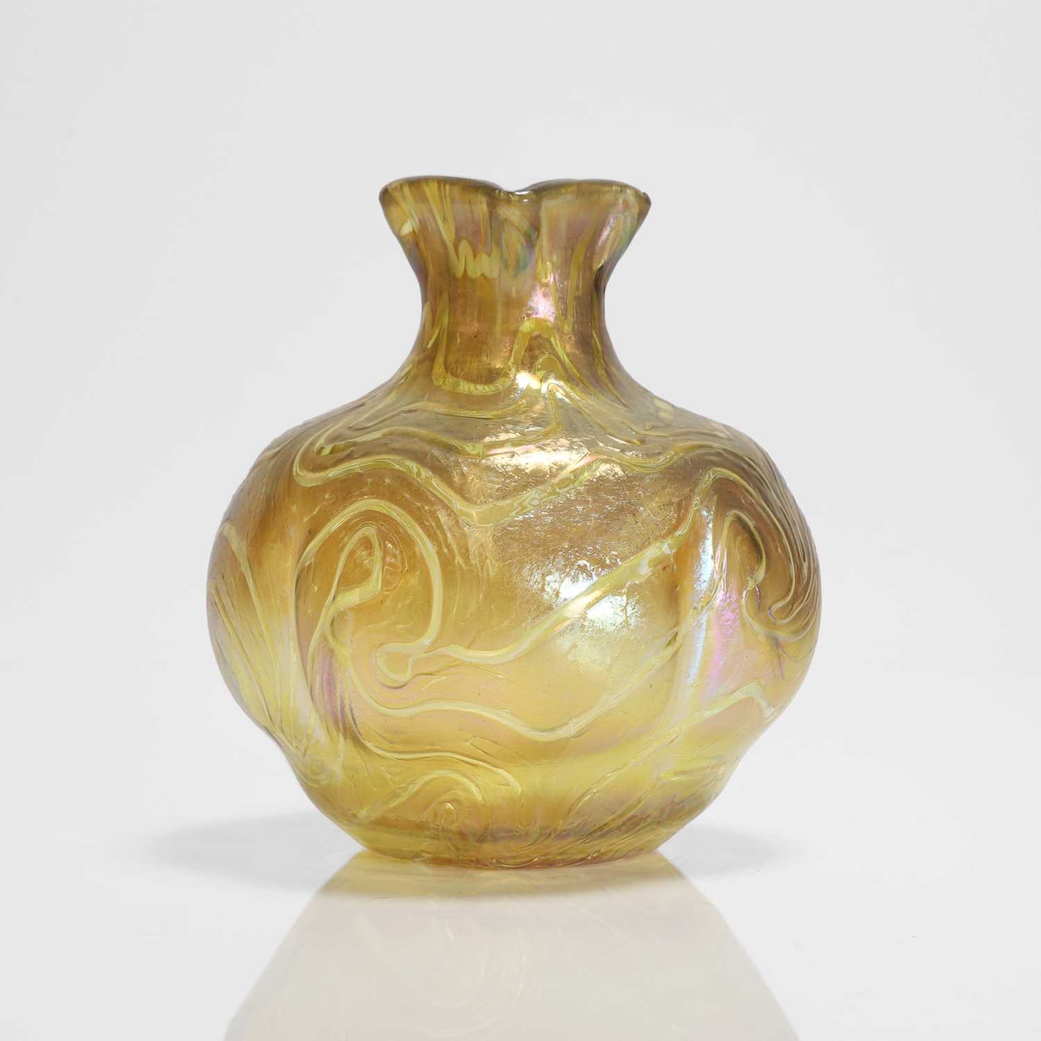 A German Fritz Heckert 'Changeant' glass vase, - Image 2 of 6