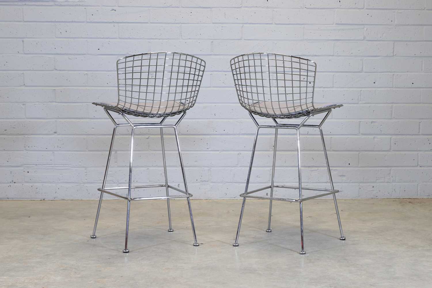 A pair of Bertoia bar stools, - Bild 3 aus 5