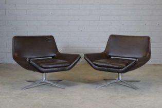 A pair of 'Metropolitan ME84' lounge chairs,