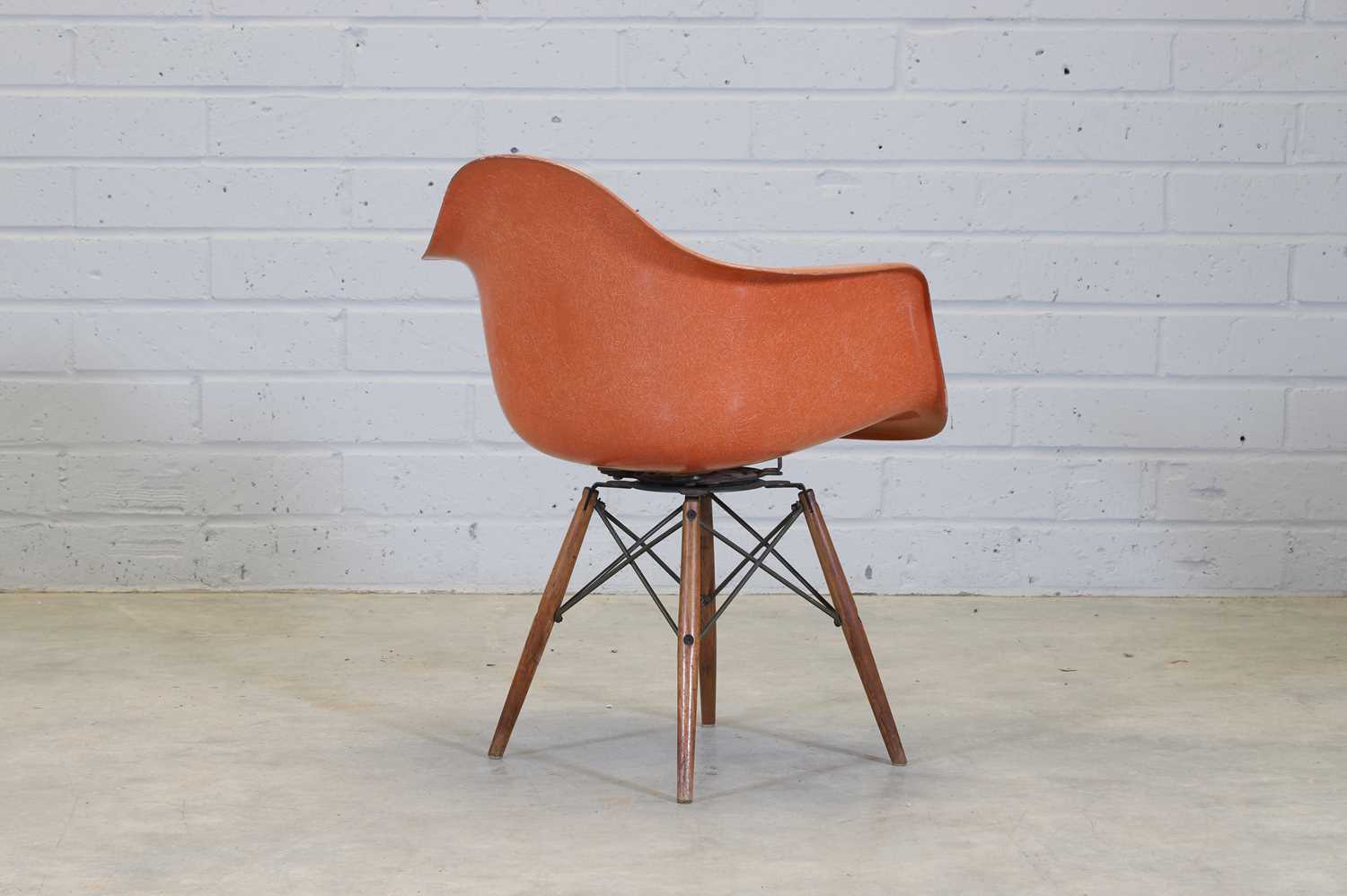 An American 'PAW' fibreglass swivel chair, - Image 3 of 5